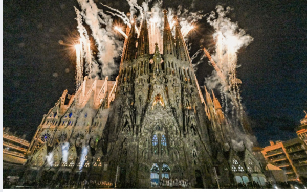 El papa bendice la Torre de Jesús de la Sagrada Familia en una espectacular celebración
